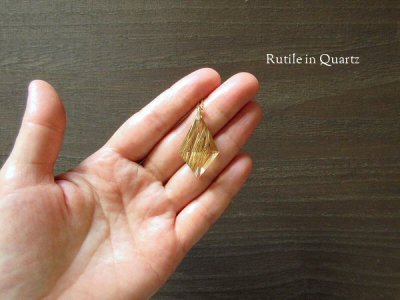 画像1: 金色ルチルインクォーツのペンダントトップ☆ミナスジェライス州産・菱形カットルース