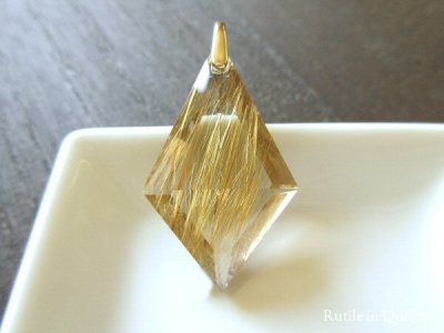画像2: 金色ルチルインクォーツのペンダントトップ☆ミナスジェライス州産・菱形カットルース
