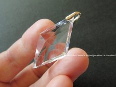 画像2: 希少なスイス産☆アルプス水晶の菱形カットルースペンダントトップ (2)