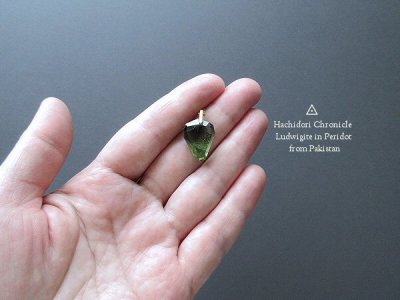 画像1: ルドウィジャイトインペリドット ☆ 小さめ結晶カット ペンダントトップ