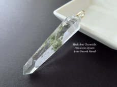 画像2: クローライト入り ☆ ガネーシュヒマール産ヒマラヤ水晶の結晶カットペンダントトップ (2)