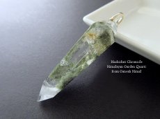 画像2: ガネーシュヒマール産 ☆ヒマラヤガーデンクォーツの結晶カットペンダントトップ (2)