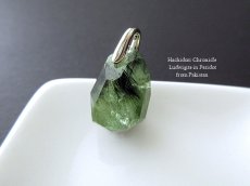 画像2: 小粒ラフカット ☆ ルドウィジャイトインペリドットの結晶カットペンダントトップ (2)